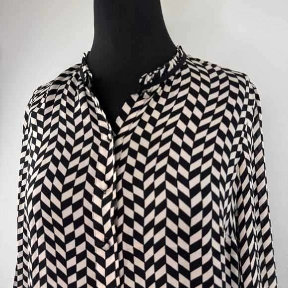 J.Crew Black White Blouse Silk Houndstooth Ruffle Neck Curved Hem Button-Up Sz 4 - Picture 2 of 8